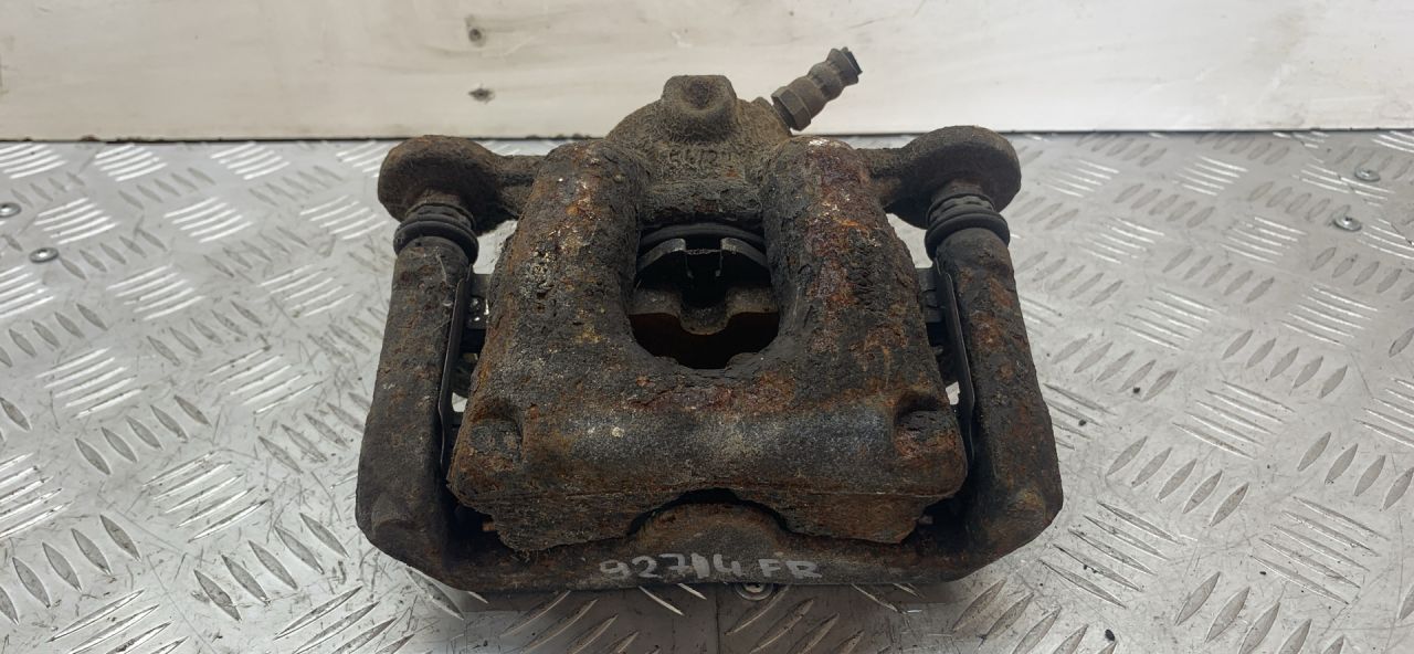 суппорт передний правый BMW 1 серия E81/E82/E87/E88 2006, 1.6 л., N45 B16 A, бензин, МКПП, хетчбэк 5 дв., задний привод - фото №1