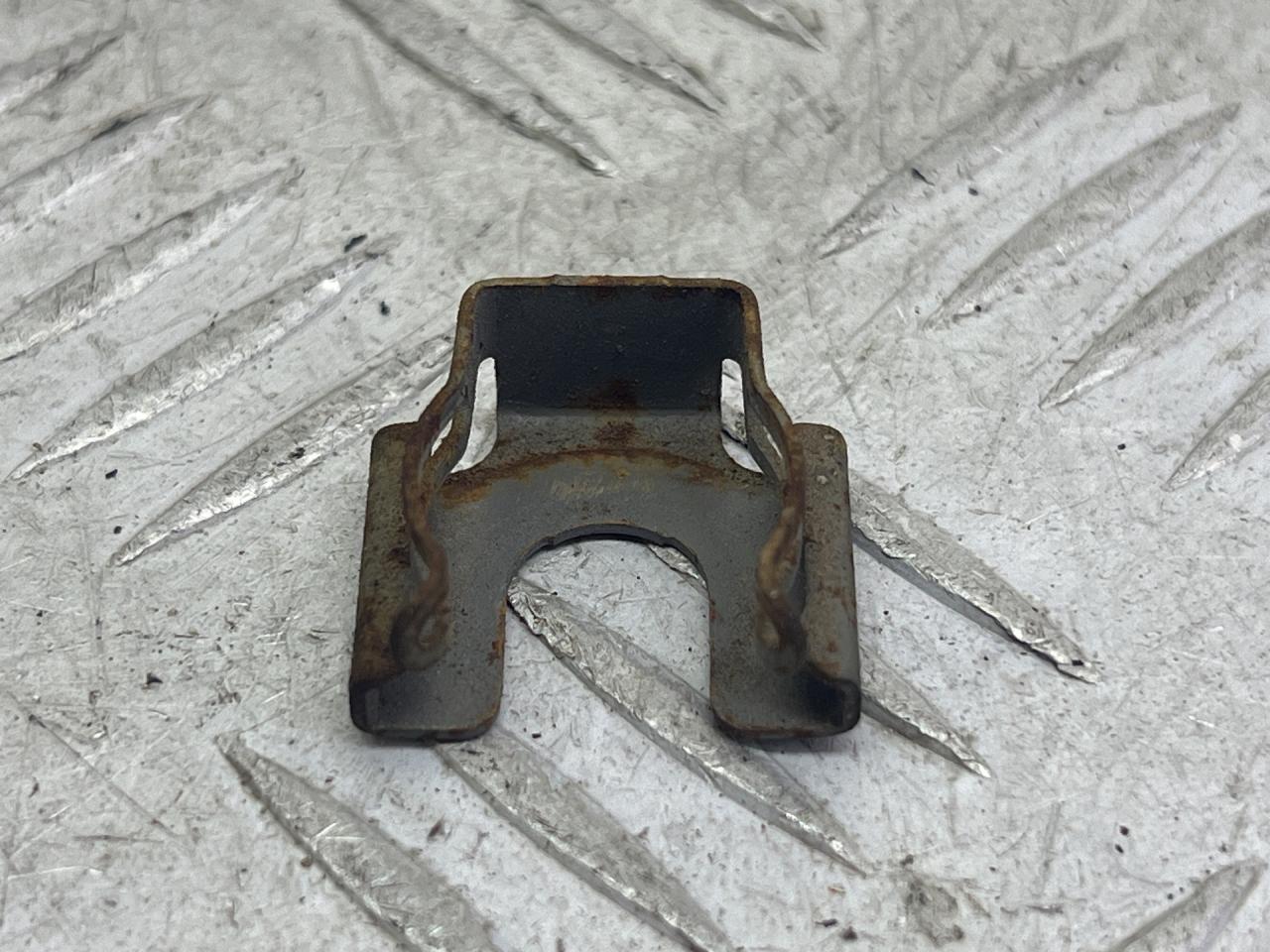 крепление форсунки Ford Ka 1 поколение (1996 - 2008) - фото №1