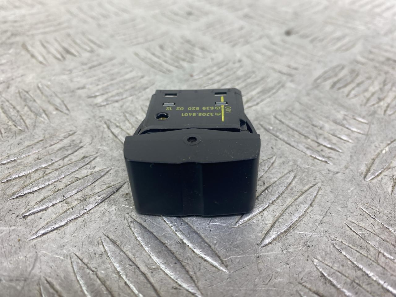 заглушка в торпедо Mercedes-Benz Vito W639 2006, 3.2 л., M 112.951, бензин, АКПП, черный, задний привод, 6398200212, 32088401 - фото №1