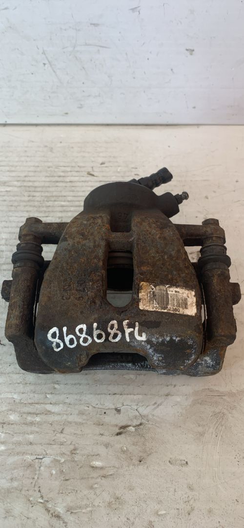 суппорт передний левый Citroen C2 1 поколение 2006, 1.4 л., 8HZ (DV4TD), дизель, робот, черный, хетчбэк 3 дв., передний привод - фото №1