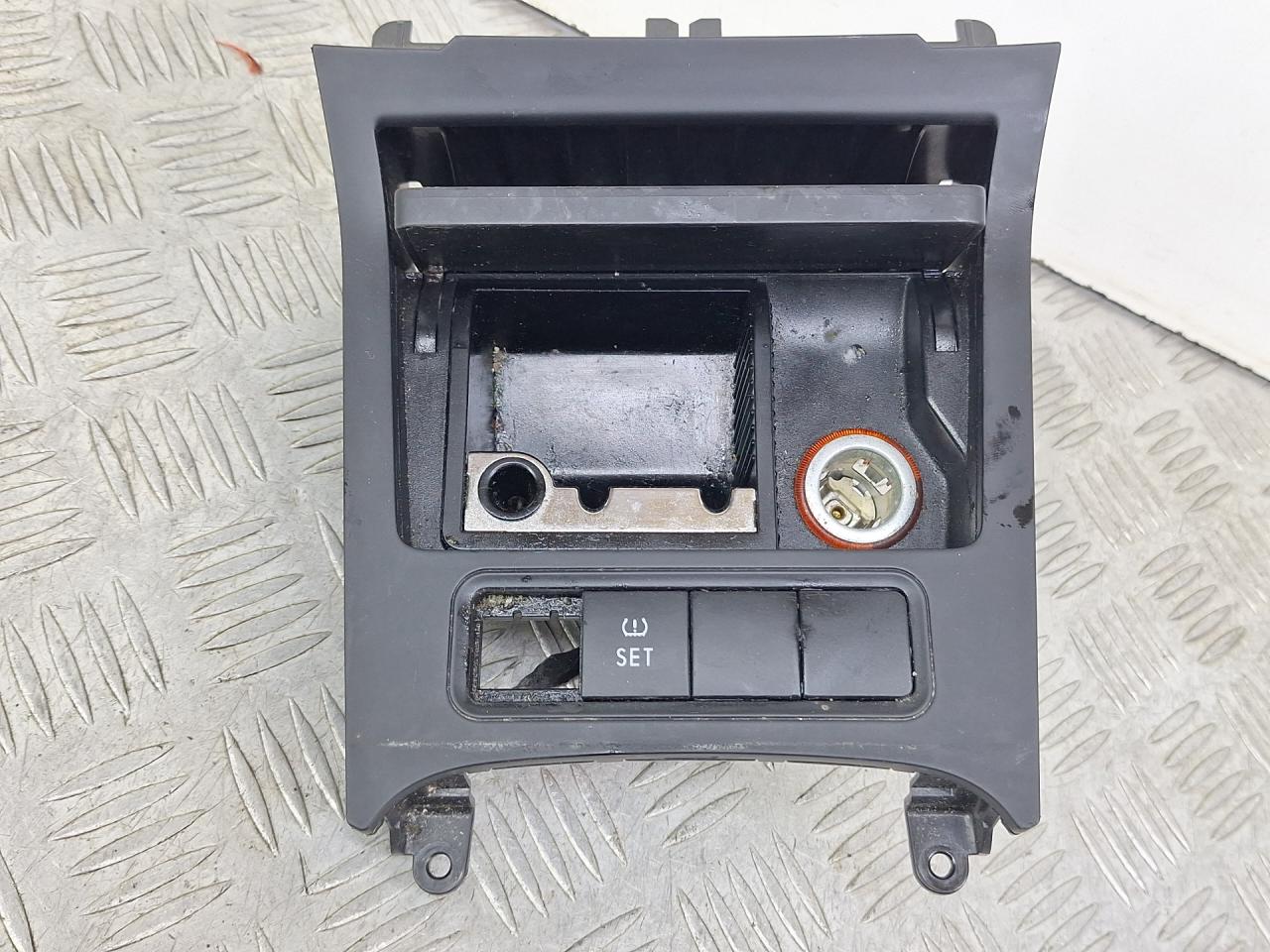 пепельница Volkswagen Golf 5 поколение 2007, 1.4 л., CAXA, бензин, 6МКПП, серый, универсал, передний привод, 1K0857961 - фото №1