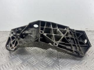 кронштейн генератора Peugeot 607 1 поколение [рестайлинг] 2006, 2.7 л., DT17TED4, дизель, АКПП, голубой, седан, передний привод