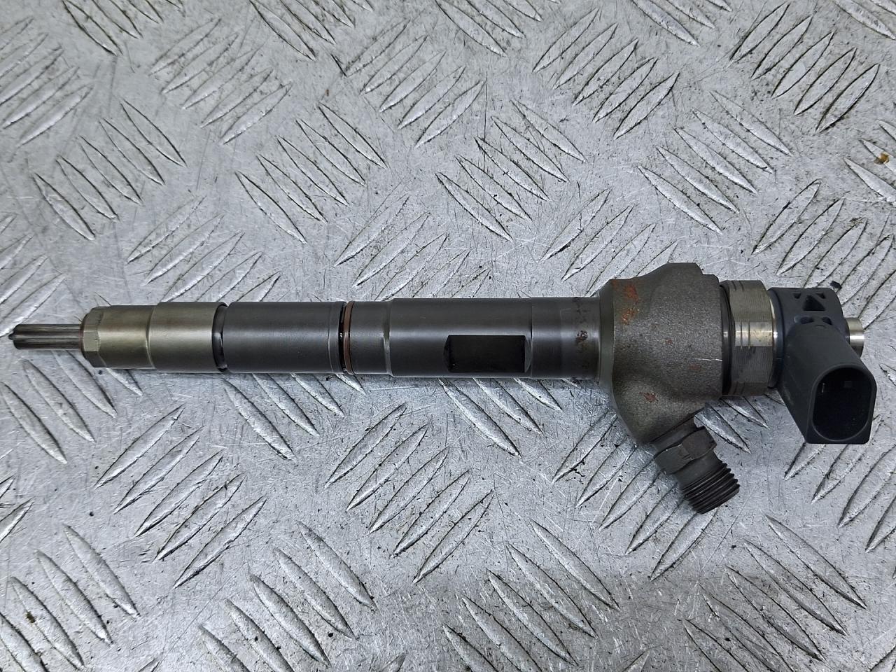 форсунка Skoda Yeti 1 поколение 2013, 2.0 л., CFHF, дизель, 6МКПП, серый, универсал, полный привод, 03L130277J, 8IHYA58 - фото №1