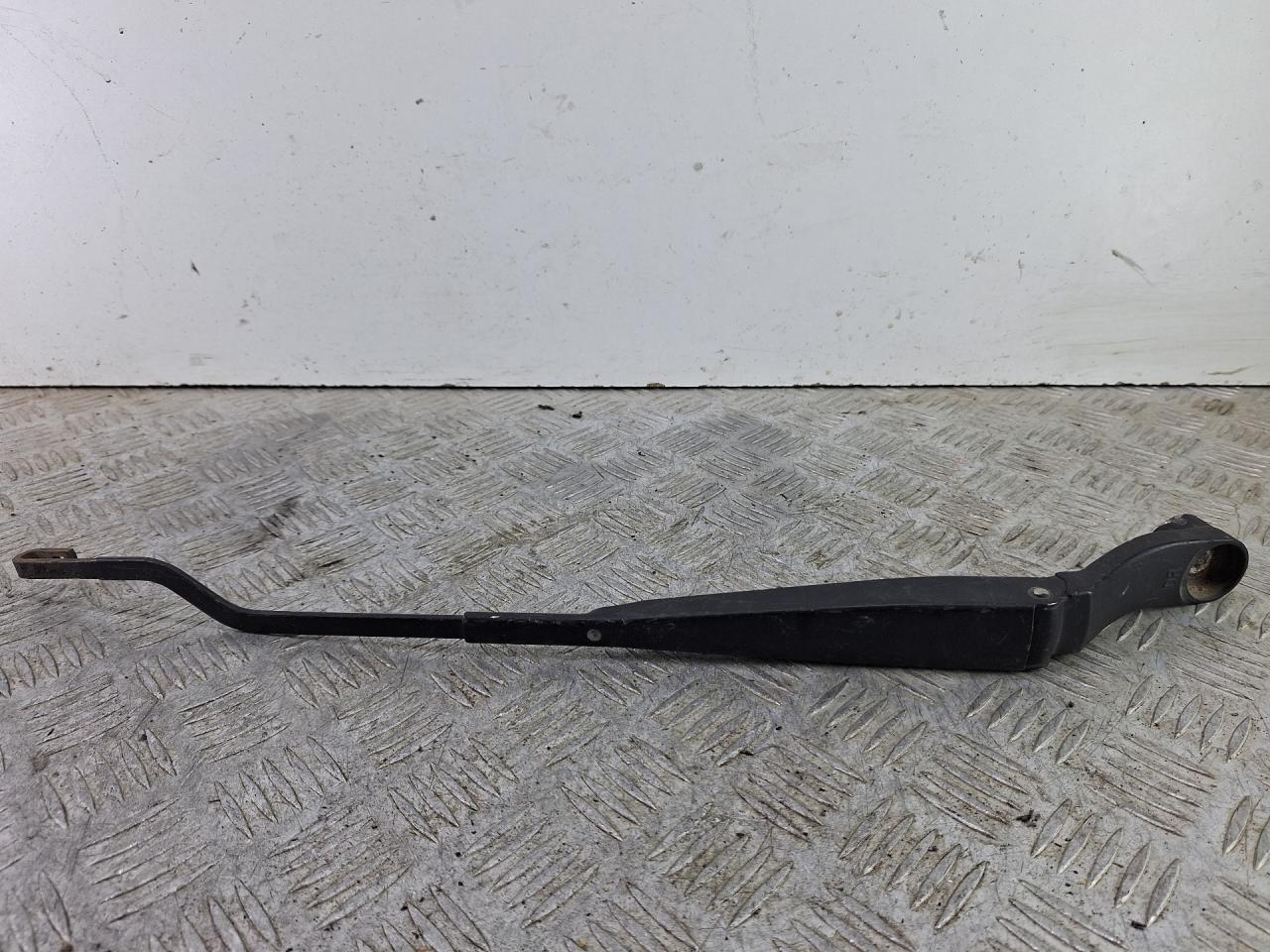 щеткодержатель (поводок стеклоочистителя, дворник) Kia Cerato 2 поколение (2009 - 2013) - фото №1