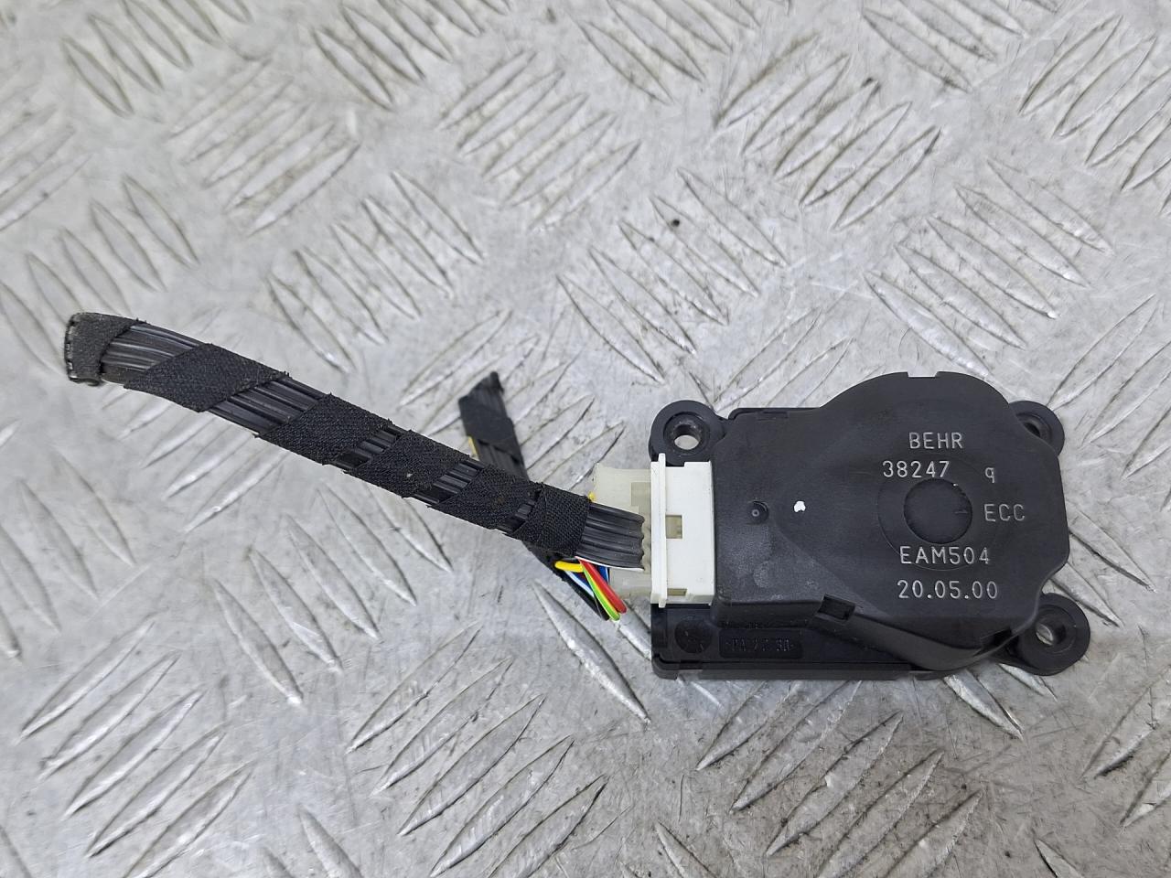 моторчик заслонки печки Volvo V70 2 поколение 2001, 2.4 л., B 5244 T3, бензин, АКПП, серебро, универсал, полный привод, EAM504 - фото №1