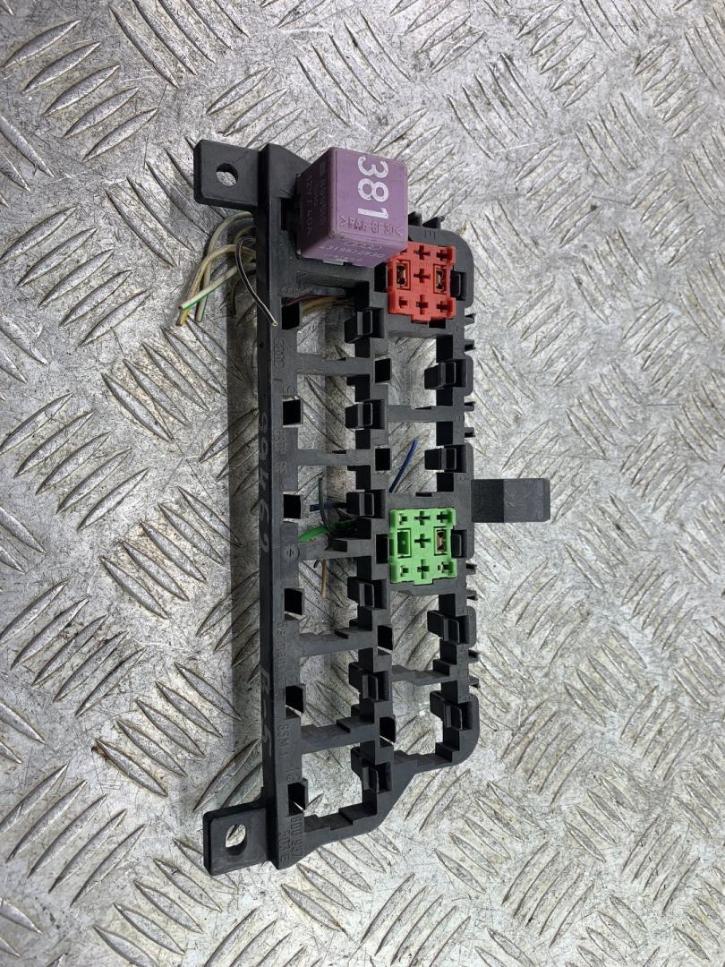 блок реле Volkswagen Passat B5 1998, 1.6 л., AHL, бензин, МКПП, красный, седан, передний привод, 8D0937503E - фото №1