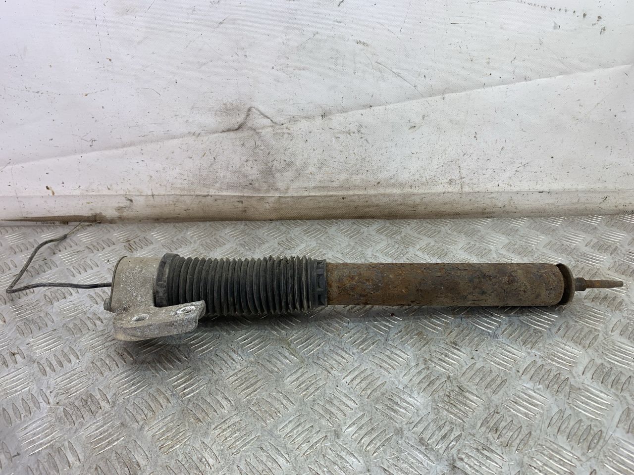 амортизатор задний Lancia Thesis 1 поколение 2005, 2.4 л., 841 D.000, бензин, МКПП, темно-синий, седан, передний привод - фото №1