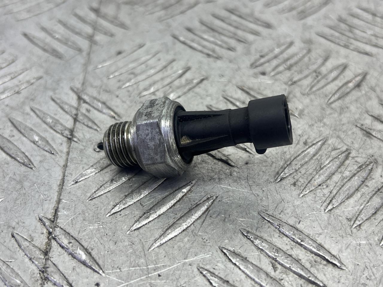 датчик давления масла Fiat Punto 1 поколение 1994, 1.1 л., 176 B2.000, бензин, МКПП, передний привод - фото №1