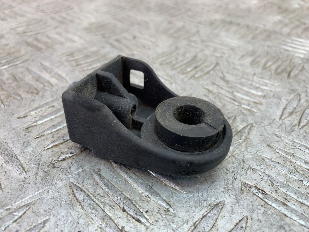 кронштейн радиатора Peugeot 206 1 поколение 2002, 1.6 л., NFU (TU5JP4), бензин, МКПП, черный, кабриолет, передний привод - фото №1