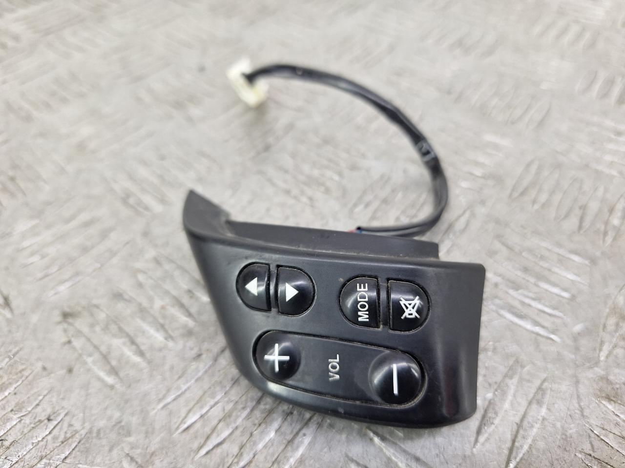 кнопки управления на руле Mazda 2 1 поколение 2005, 1.4 л., бензин, МКПП, серый, минивэн, передний привод, 03744141 - фото №1