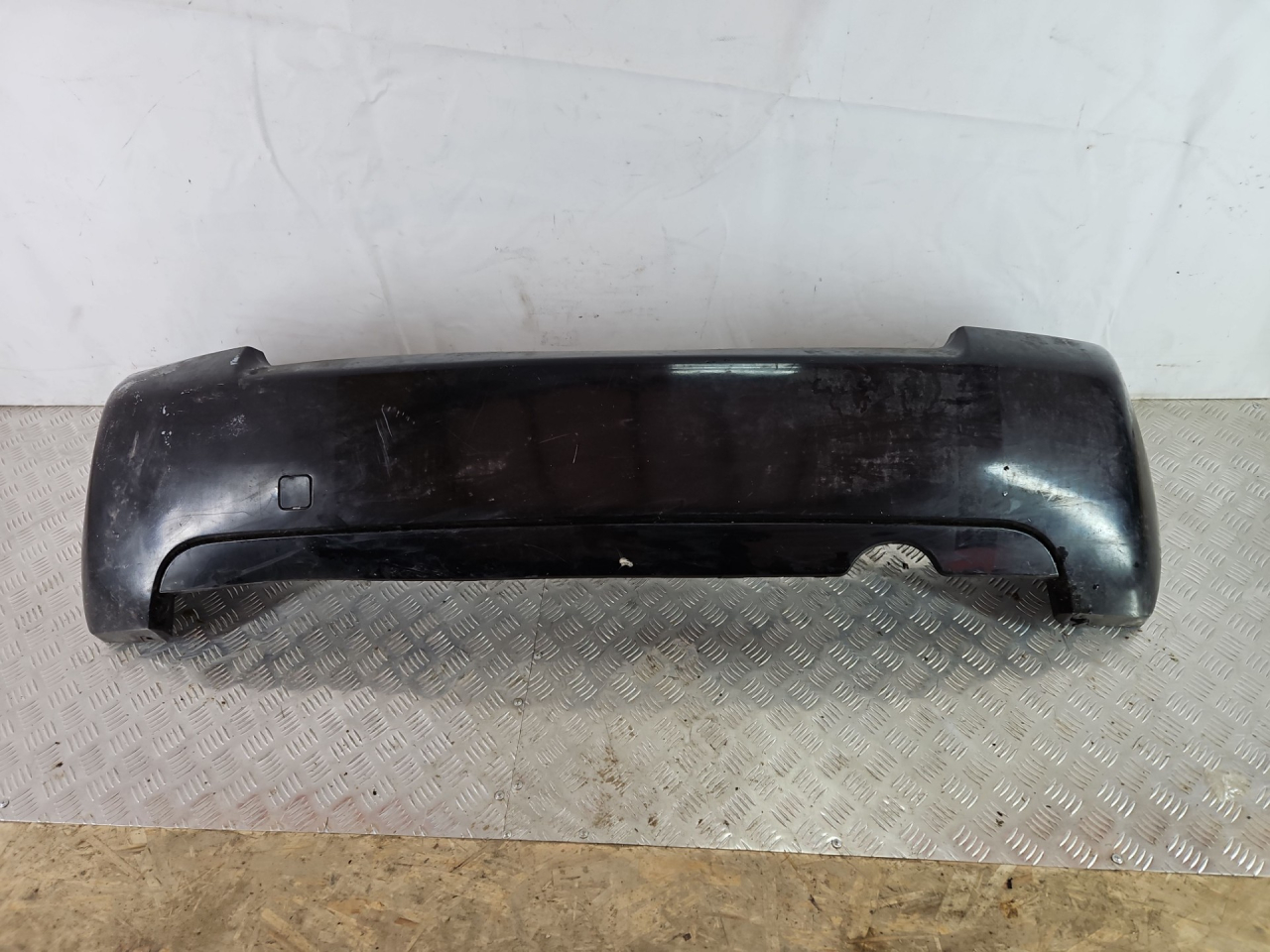 бампер задний Citroen C2 1 поколение 2006, 1.4 л., 8HZ (DV4TD), дизель, робот, черный, хетчбэк 3 дв., передний привод - фото №1