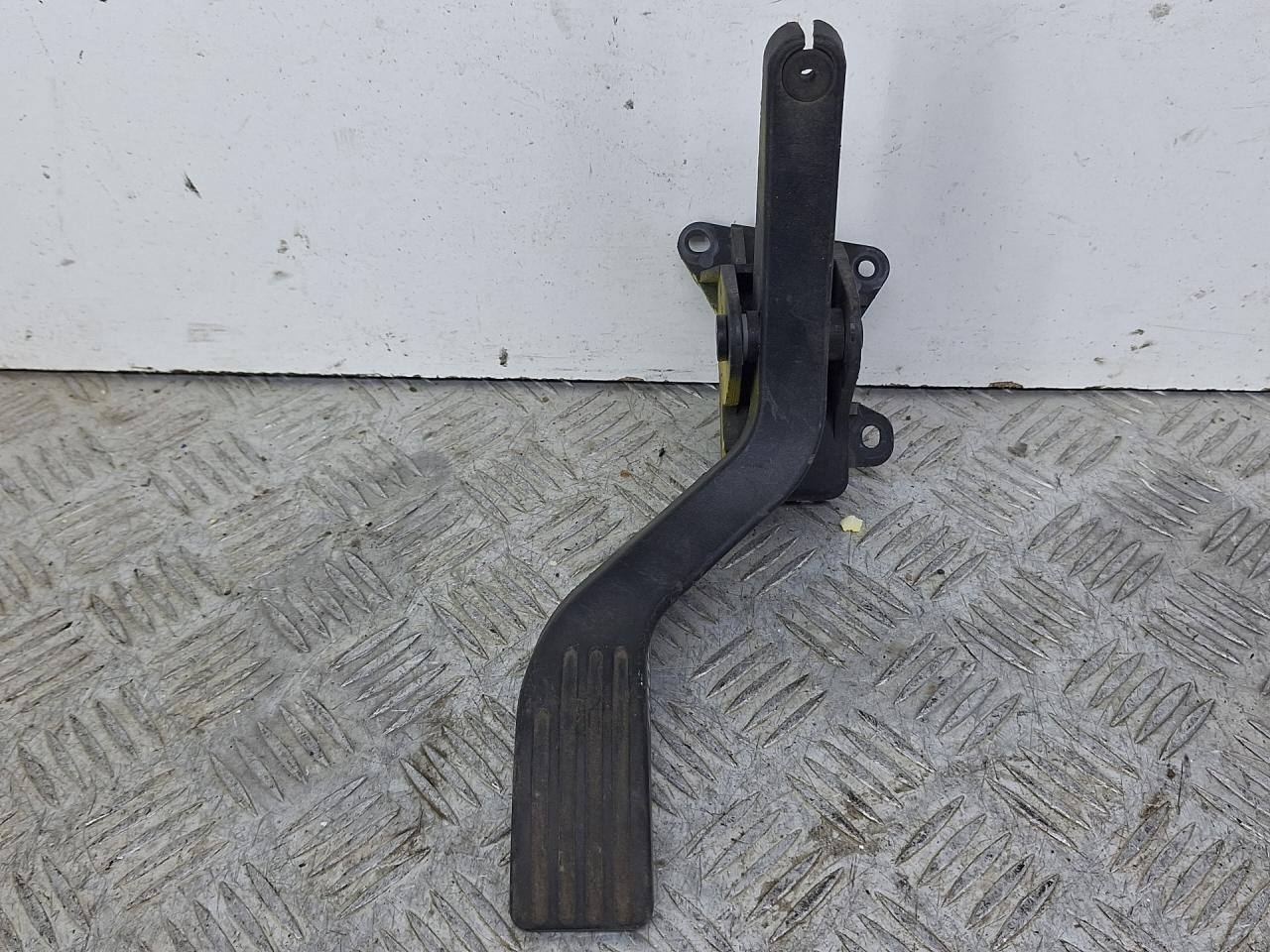 педаль Ford Focus 1 поколение 2001, 1.8 л., бензин, МКПП, серебро, универсал, передний привод, 98AB9P732AE - фото №1