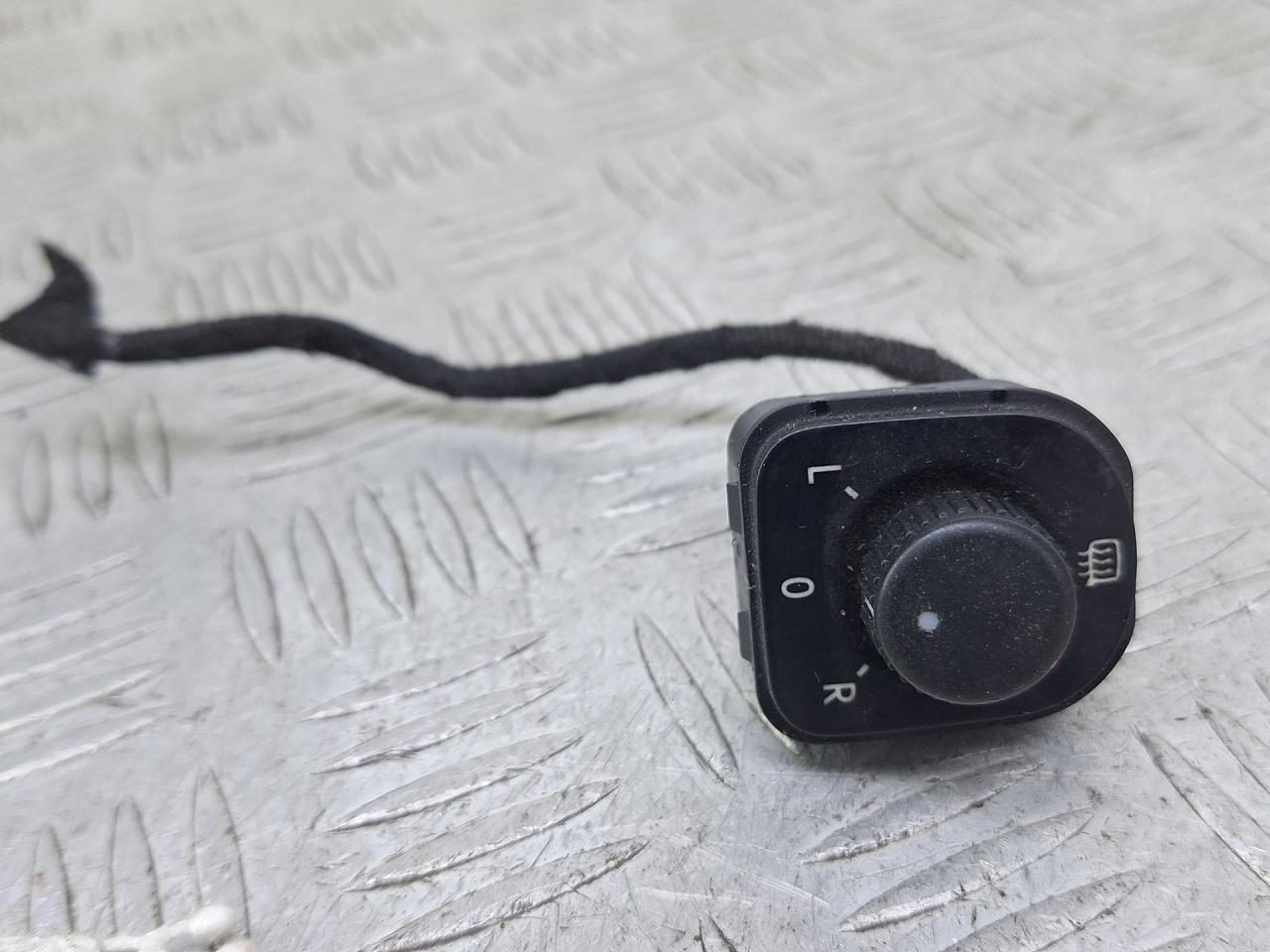 джойстик регулировки зеркал Volkswagen Golf 5 поколение 2007, 1.4 л., CAXA, бензин, 6МКПП, серый, универсал, передний привод, 1K0959565H - фото №1