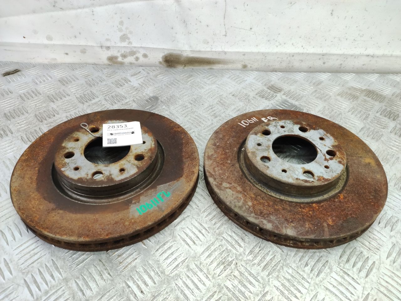 диск тормозной передний Volvo C70 1 поколение 1999, 2.5 л., бензин, МКПП, серебро, купе, передний привод - фото №1