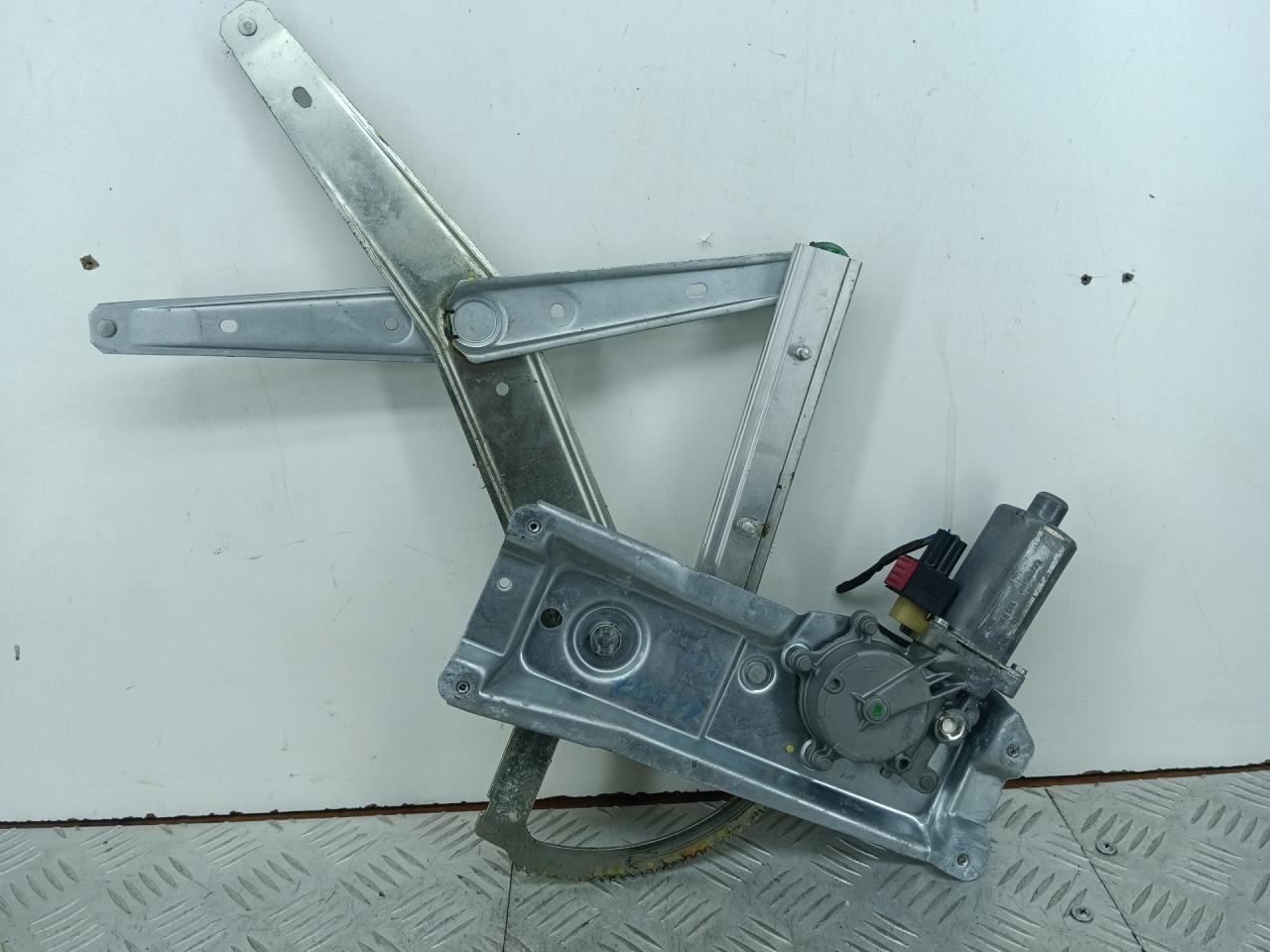 стеклоподъемник передний правый Saab 9-3 1 поколение 2001, 2.0 л., B205E, бензин, АКПП, черный, хетчбэк 5 дв., передний привод, 0130821663, 90520220 - фото №1