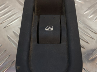 кнопка стеклоподъемника двери задней правой Renault Duster 1 поколение [рестайлинг] 2017, 8200599913G