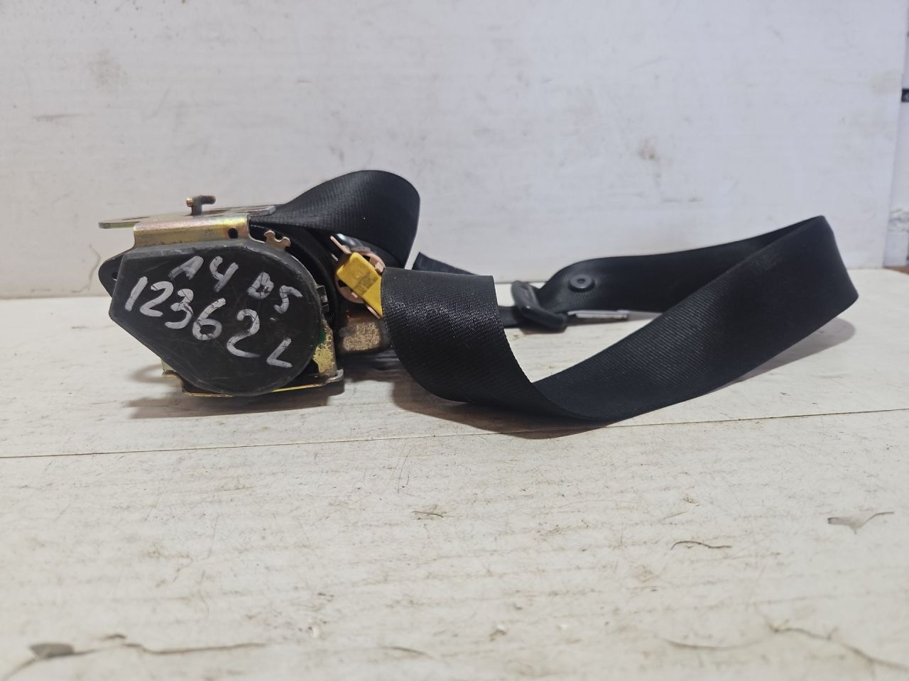 ремень безопасности Audi A4 B5 1998, 2.5 л., дизель, МКПП, серебро, универсал, передний привод, 8D0857705D - фото №1