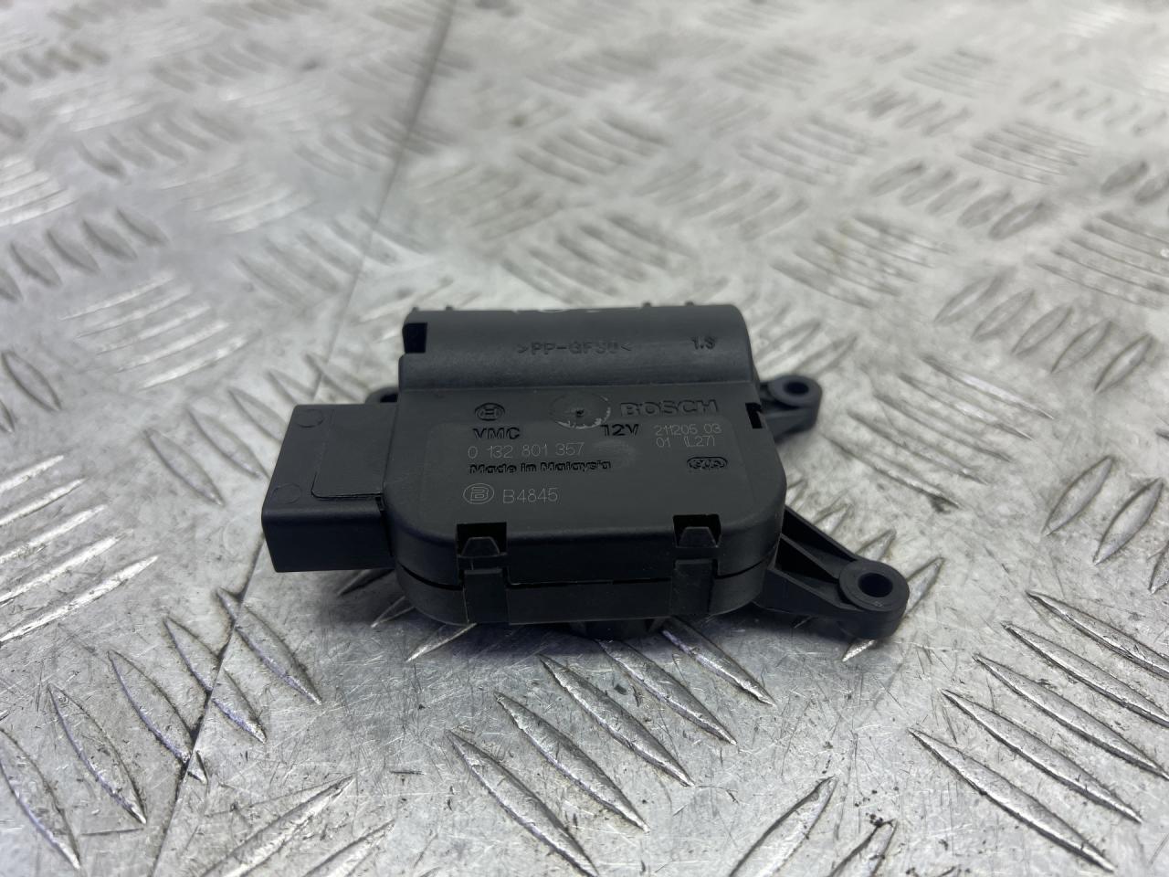 моторчик заслонки печки Volkswagen Polo 4 поколение (2001 - 2005), 0132801357 - фото №1