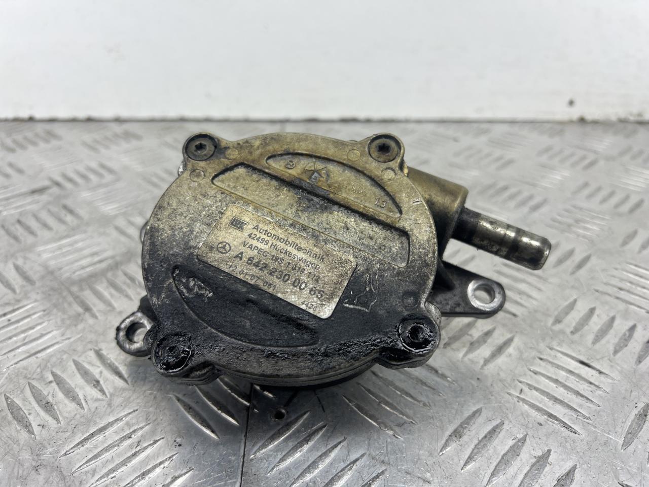 насос вакуумный Mercedes-Benz Vito W639 (2003 - 2010), 3.0 л., дизель, A6422300065 - фото №1