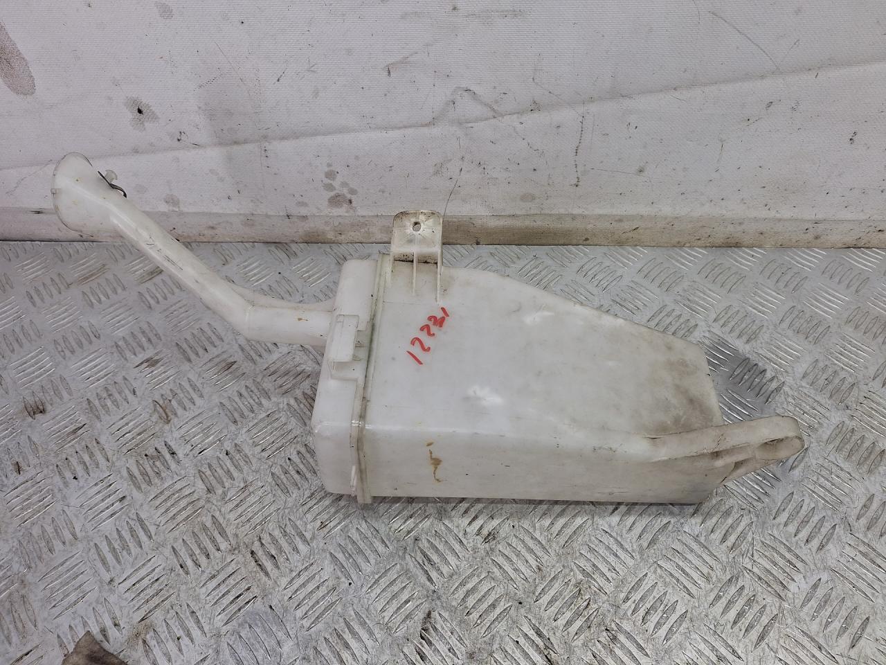 бачок омывателя Nissan Micra 4 поколение (K13) 2011, 1.2 л., HR12DE, бензин, МКПП, хетчбэк 5 дв., передний привод - фото №1