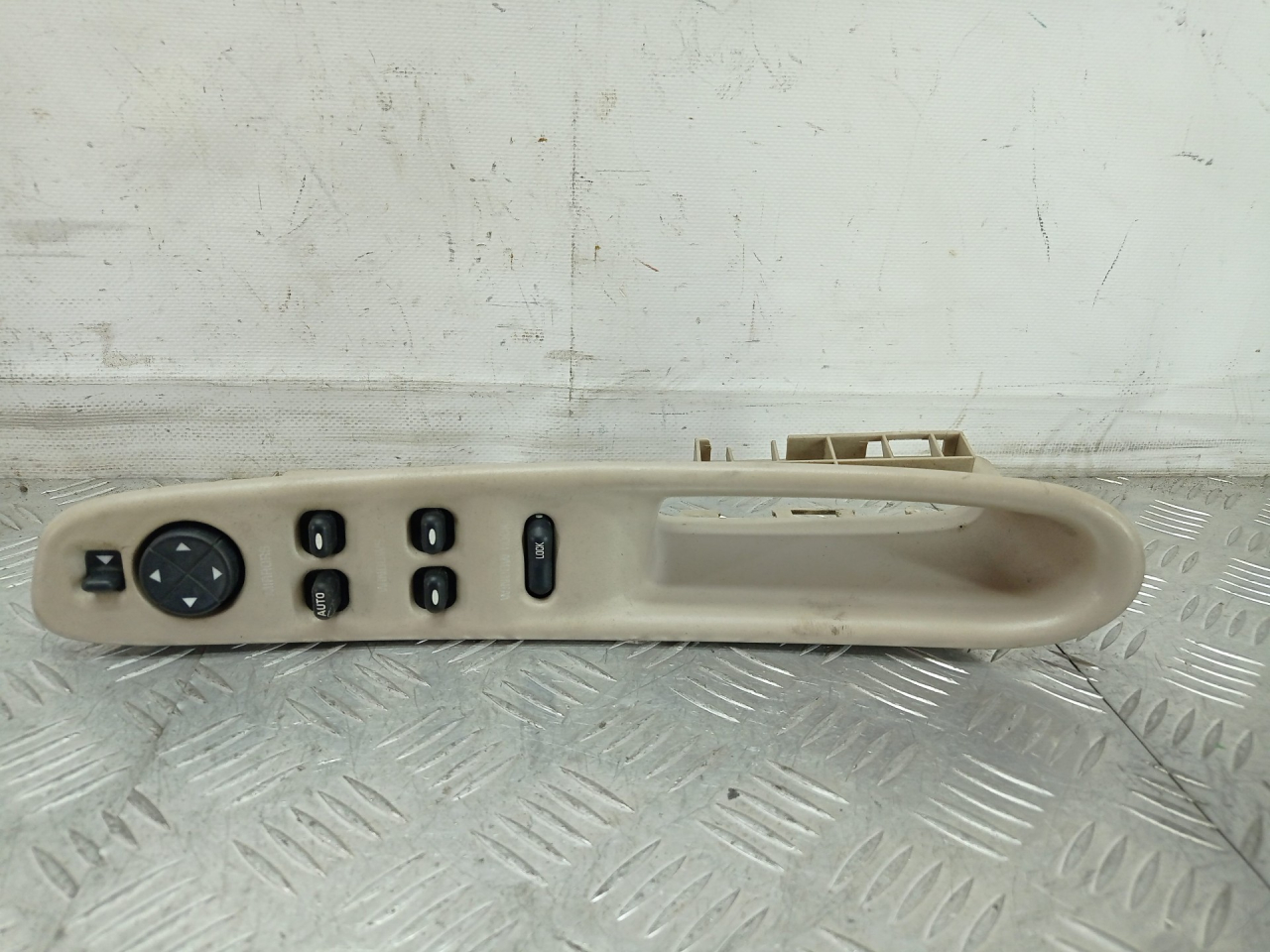 блок управления стеклоподъемниками Chevrolet Alero 1 поколение 2000, 2.4 л., бензин, АКПП, красный, седан, передний привод - фото №1