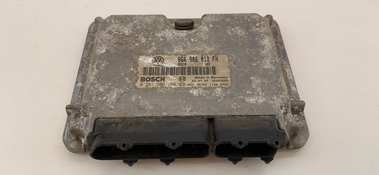 блок управления двигателем Volkswagen Golf 4 поколение (1997 - 2006), 0261206266, 06A906018FH, 26SA5965, B009670211540420 - фото №1