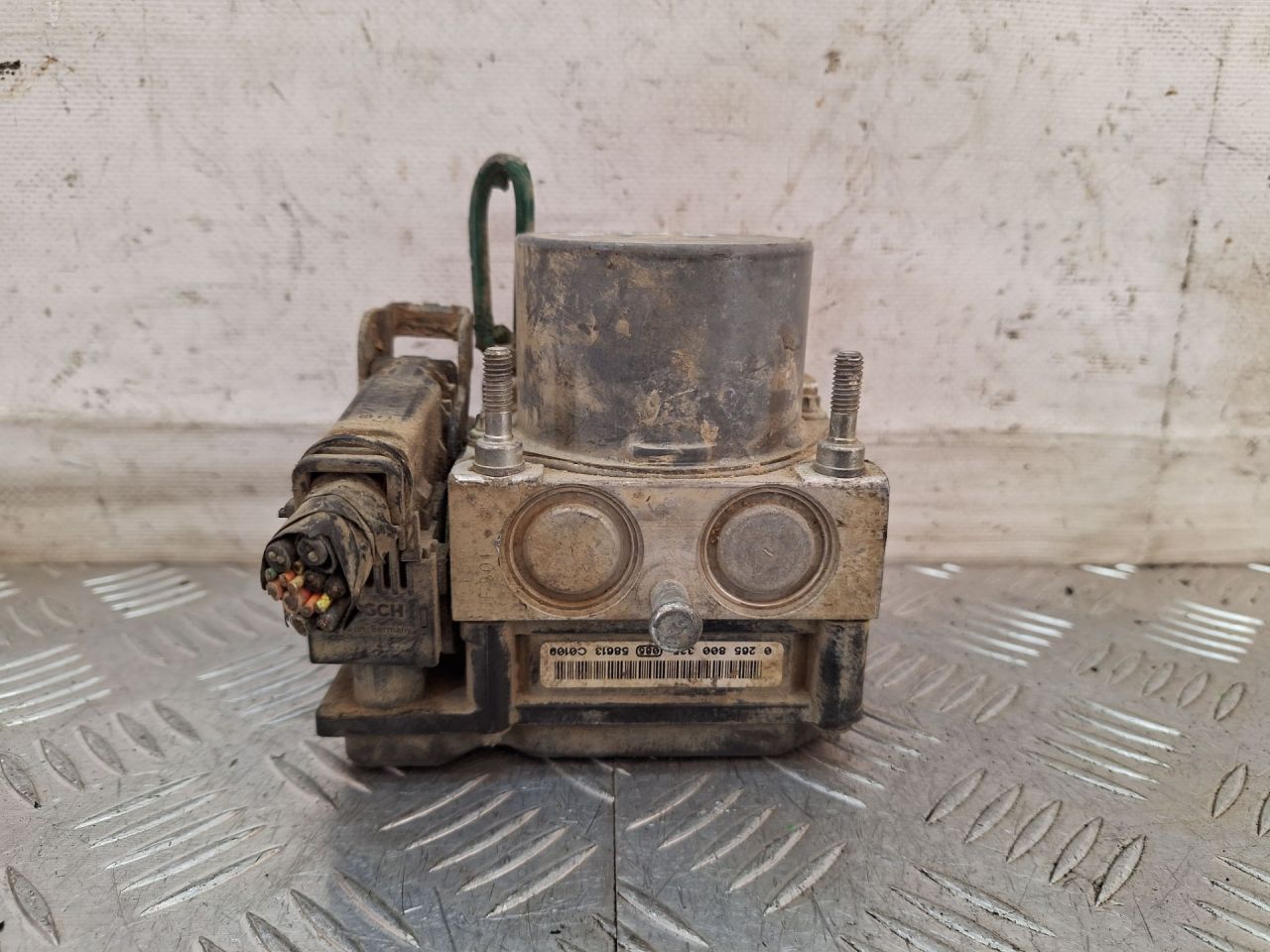 блок ABS Nissan Kubistar 1 поколение 2003, 1.2 л., бензин, МКПП, красный, фургон, передний привод, 0265231333, 0265800335 - фото №1