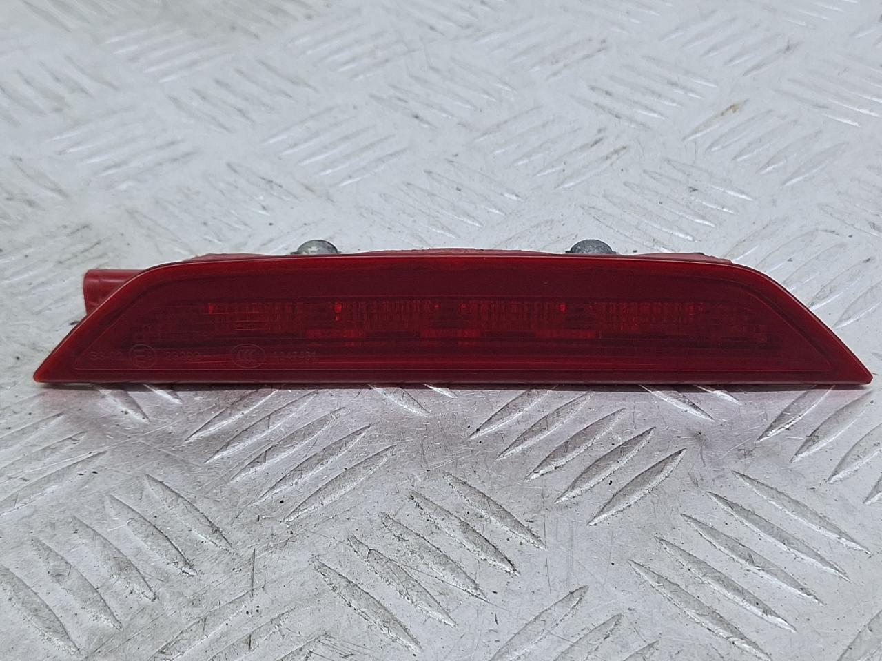 дополнительный стоп-сигнал Volkswagen Caddy 5 поколение 2022, бежевый, фургон, передний привод, 2K7945087 - фото №1