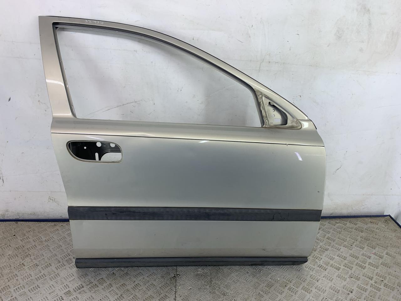 дверь передняя правая Volvo V70 2 поколение 2001, 2.4 л., B 5244 T3, бензин, АКПП, серебро, универсал, полный привод - фото №1