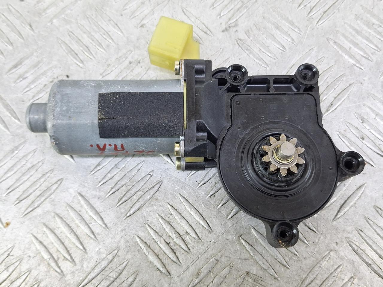 моторчик стеклоподъемника передний левый Volvo V70 2 поколение 2001, 2.4 л., B 5244 T3, бензин, АКПП, серебро, универсал, полный привод - фото №1