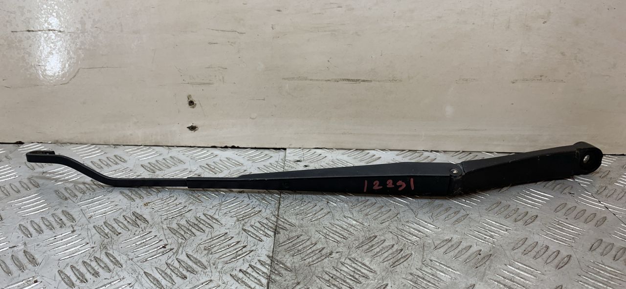 щеткодержатель (поводок стеклоочистителя, дворник) Nissan Micra 4 поколение (K13) 2011, 1.2 л., HR12DE, бензин, МКПП, хетчбэк 5 дв., передний привод - фото №1