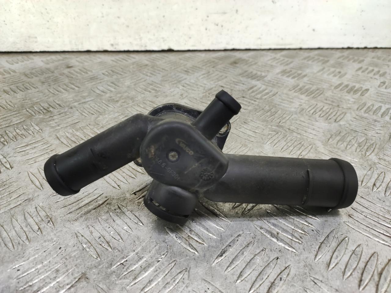 фланец (тройник) системы охлаждения Volkswagen Golf 4 поколение (1997 - 2006) - фото №1