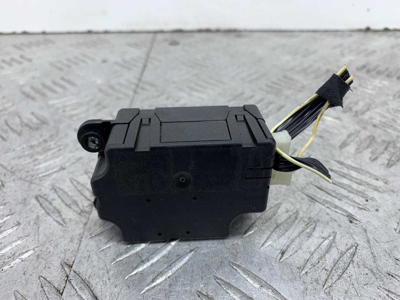 моторчик заслонки печки Citroen Xsara Picasso 1 поколение 2004, 1.8 л., 6FZ (EW7J4), бензин, МКПП, серый, передний привод - фото №1