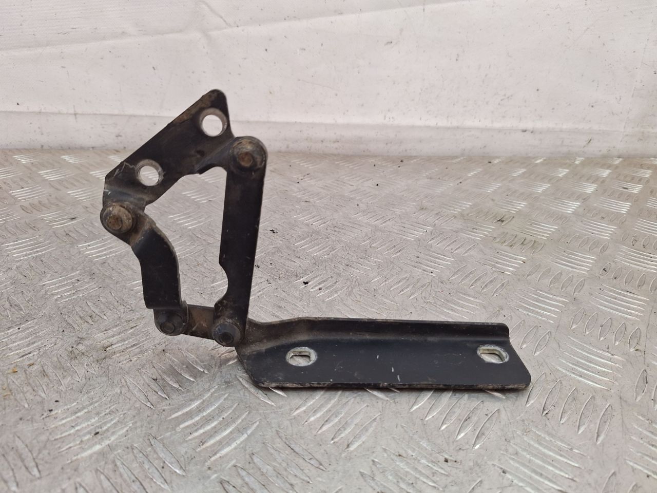 петля капота правая Mercedes-Benz A-Класс W168 W168.031 2001, 1.9 л., M 166.990, бензин, АКПП, черный, минивэн, передний привод, 1688800228 - фото №1