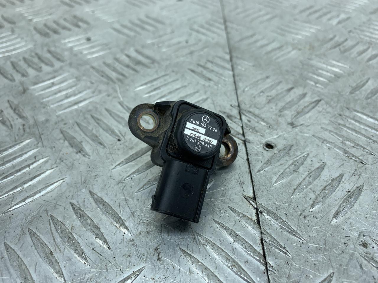 датчик абсолютного давления Mercedes-Benz Sprinter 2 поколение (W906) (2006 - 2014), 2.1 л., OM 651.955, дизель, МКПП, зеленый, задний привод, A0101537228, 0261230440 - фото №1