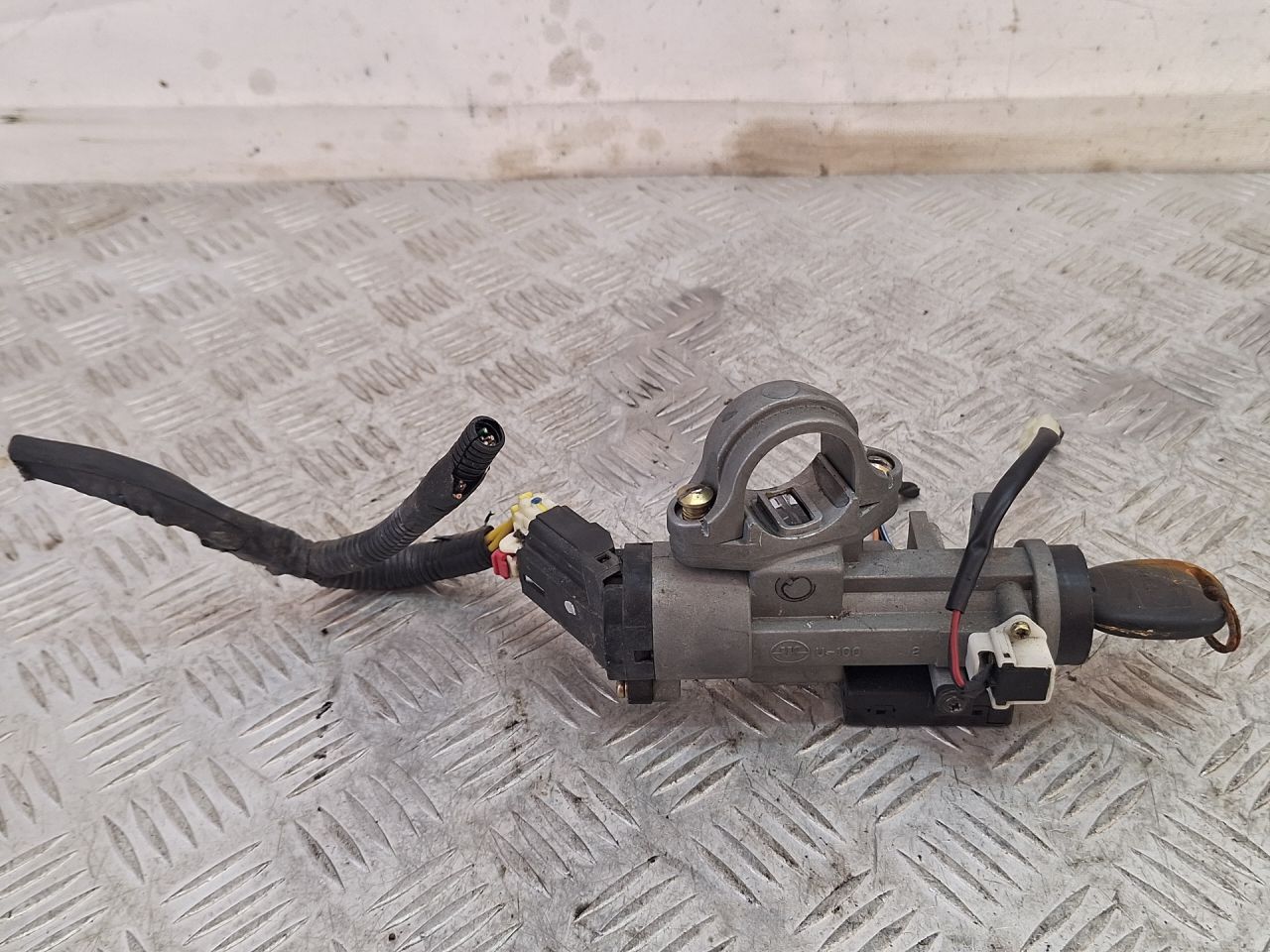 замок зажигания Daewoo Kalos 1 поколение 2004, 1.4 л., F14D3, бензин, МКПП, красный, минивэн, передний привод, 96540559, 7541273 - фото №1