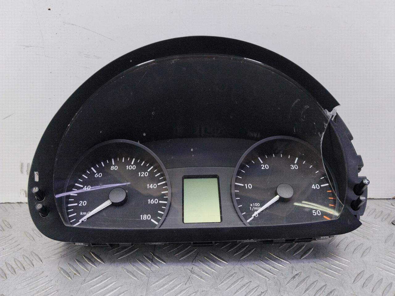 щиток приборов (приборная панель) Mercedes-Benz Sprinter 2 поколение (W906) (2006 - 2014), A9069002200 - фото №1