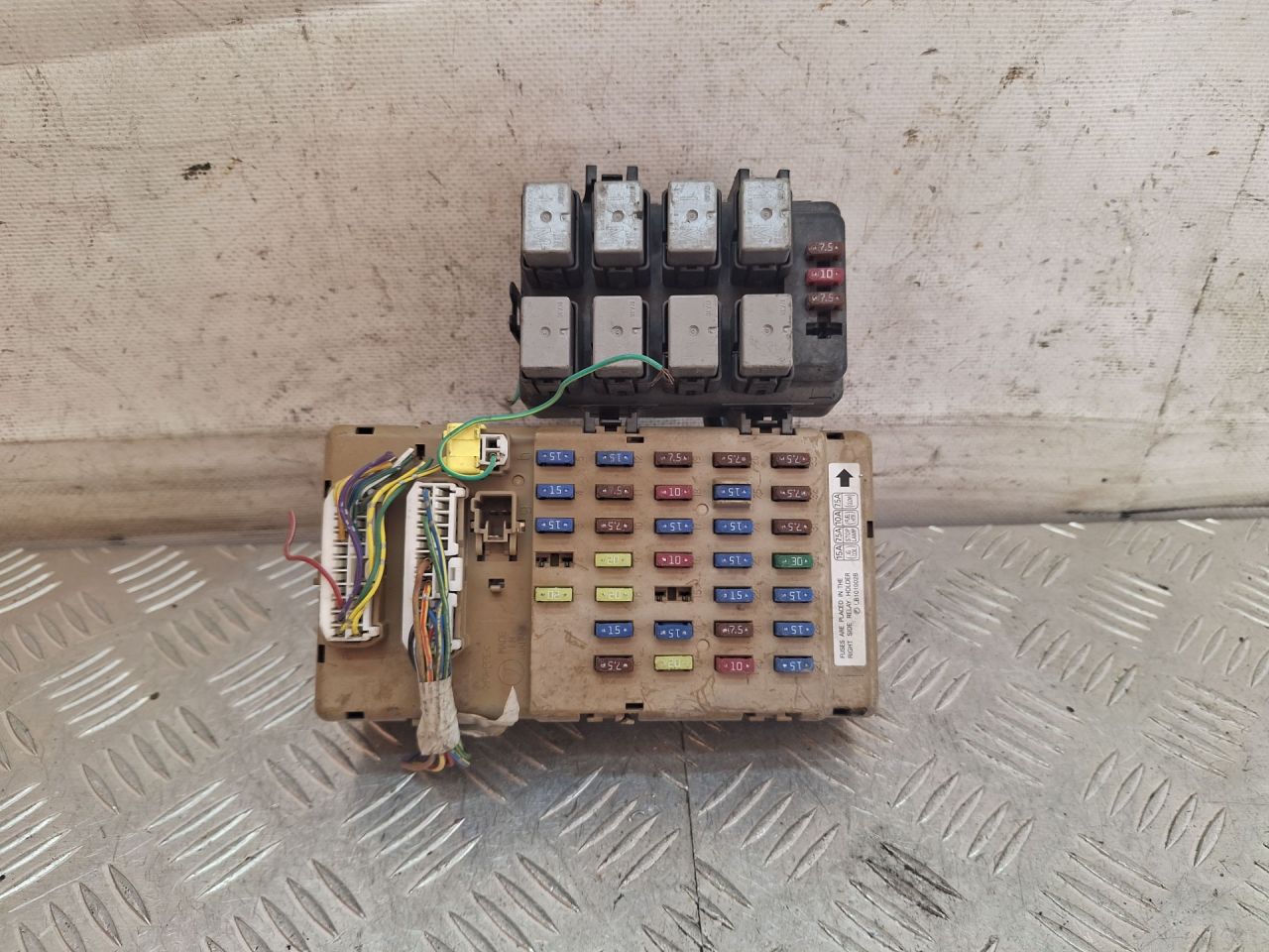 блок предохранителей Subaru Outback 3 поколение 2006, 2.0 л., EE20Z, дизель, МКПП, серый, универсал, полный привод, LB101002B - фото №1