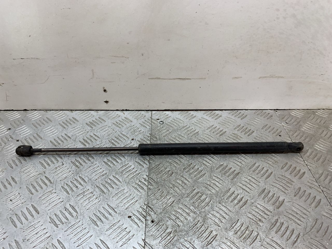 амортизатор крышки багажника (3-5 двери) Kia Sorento 1 поколение (2002 - 2006), 817813E020 - фото №1