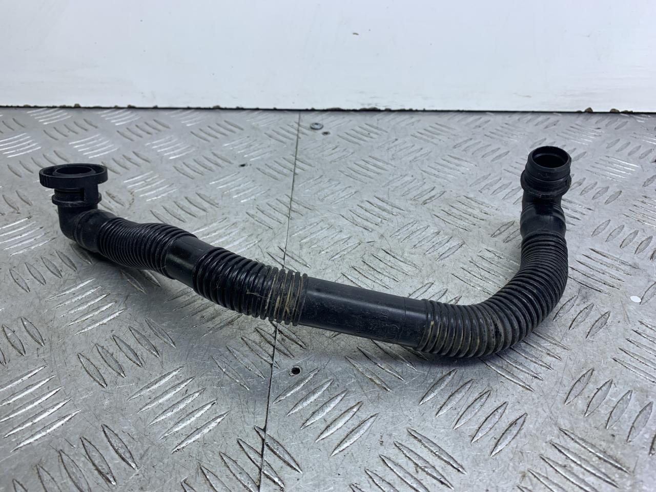 трубка вентиляции картерных газов Audi A4 B7 2006, 1.8 л., BFB, бензин, МКПП, универсал, 06B133817S - фото №1