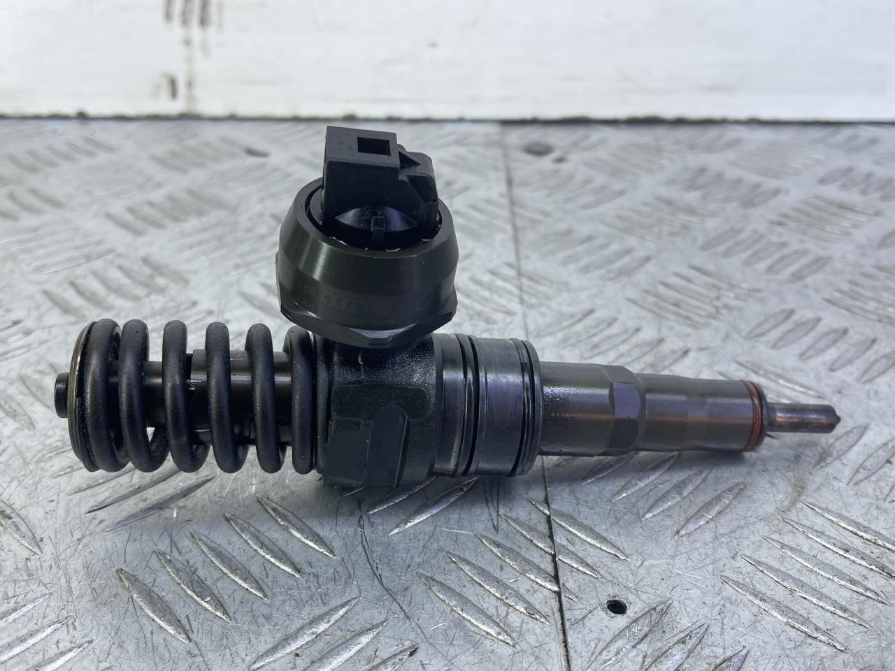 форсунка Skoda Octavia 2 поколение (A5) (2004 - 2009), 2.0 л., BMM, дизель, 038130073BQ, 0414720312 - фото №1