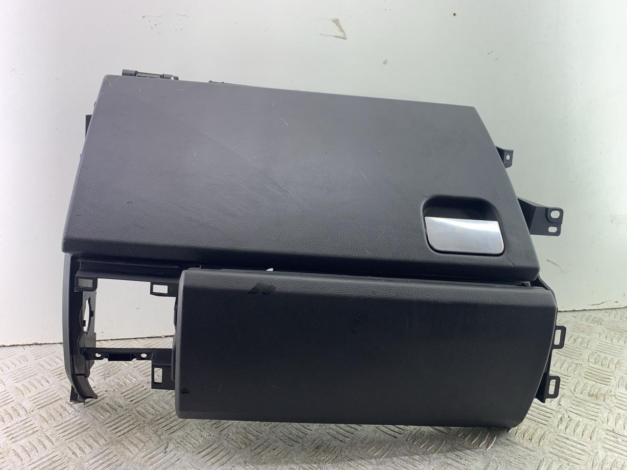 бардачок Land Rover Discovery 3 поколение L319 2007, 2.7 л., 276DT, дизель, АКПП, серый, внедорожник 5 дв., полный привод - фото №1