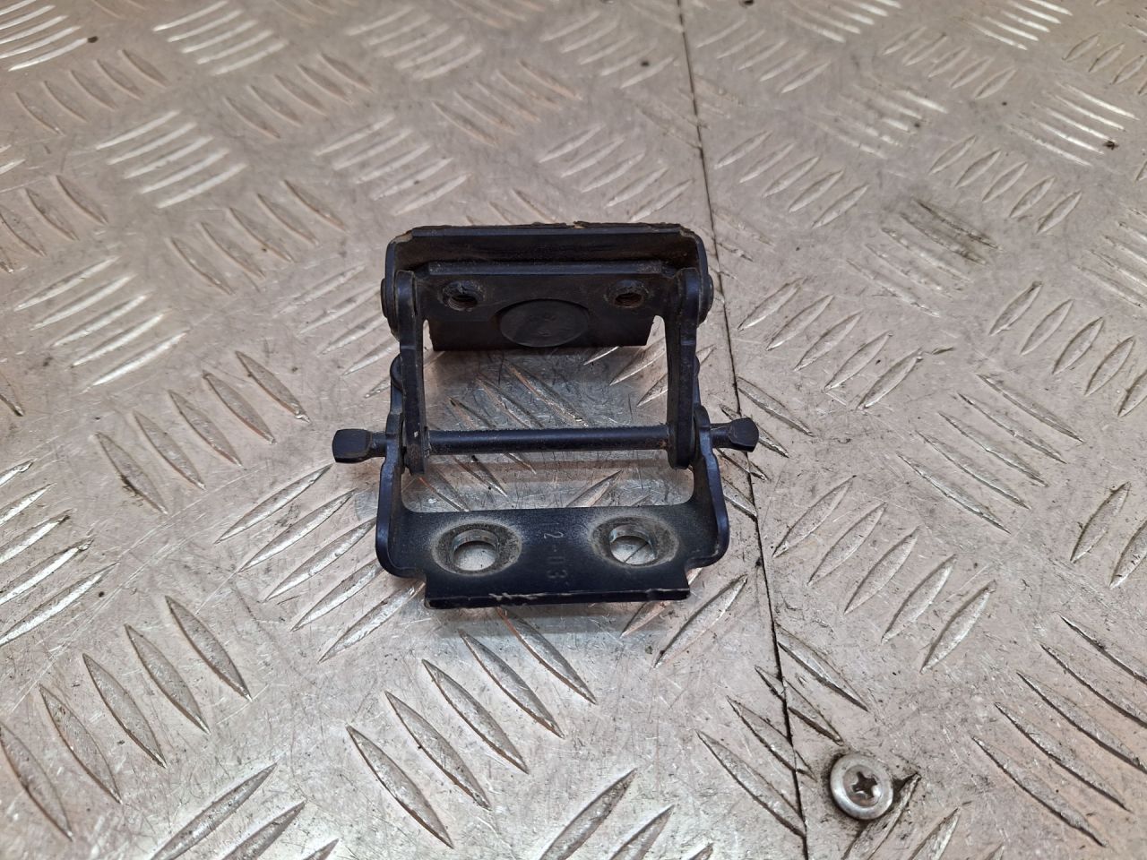 петля крышки багажника Ford Fiesta 5 поколение 2004, 1.3 л., BAJA, бензин, МКПП, хетчбэк 3 дв. - фото №1