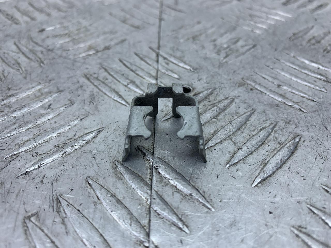 крепление форсунки Peugeot 307 1 поколение (2001 - 2005) - фото №1