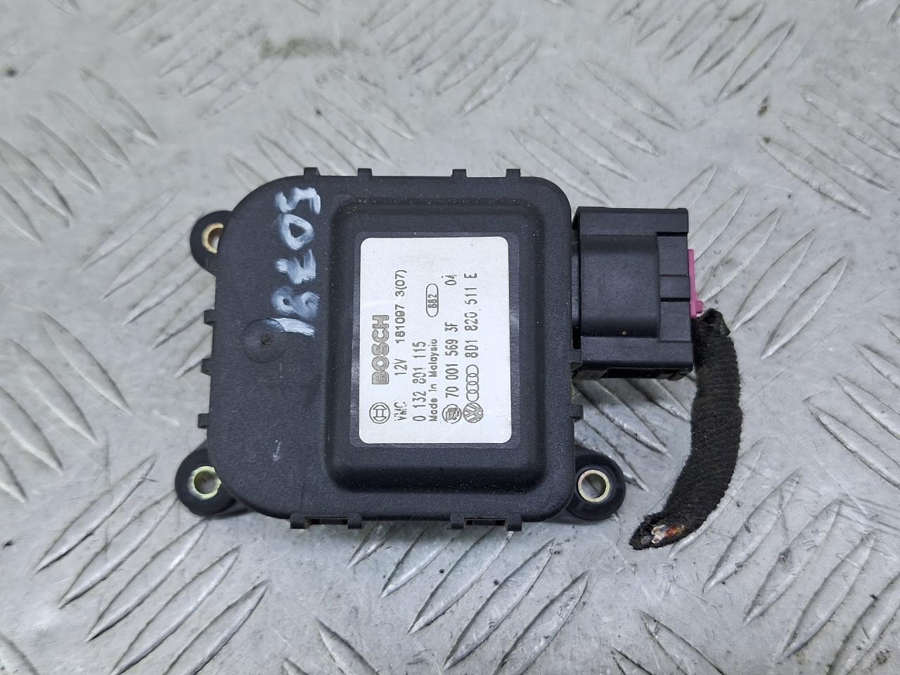 моторчик заслонки печки Volkswagen Passat B5 1998, 1.6 л., AHL, бензин, МКПП, серебро, универсал, передний привод, 8D1820511E, 0132801115 - фото №1