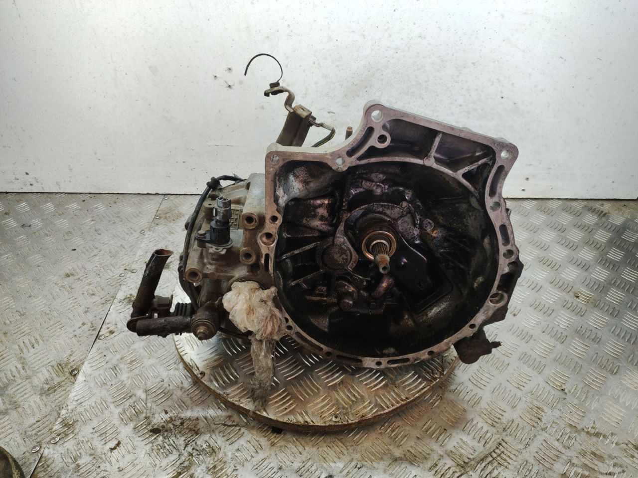 КПП механическая (МКПП) Mazda 323 3 поколение 1992, 1.5 л., бензин - фото №1
