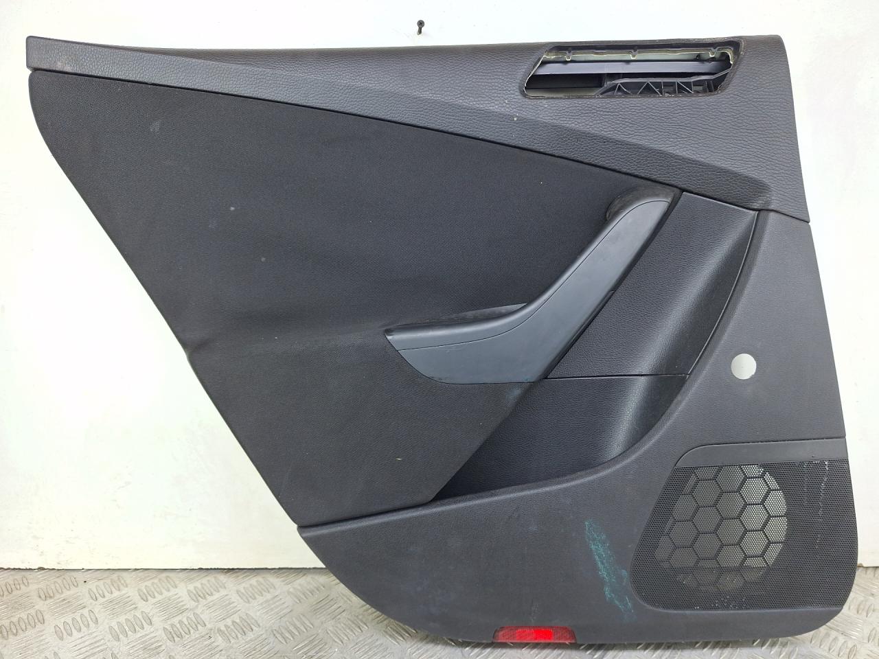 обшивка двери задняя левая Volkswagen Passat B6 2009, 1.4 л., CAXA, бензин, 6МКПП, голубой, универсал, передний привод, 1K0947419A - фото №1