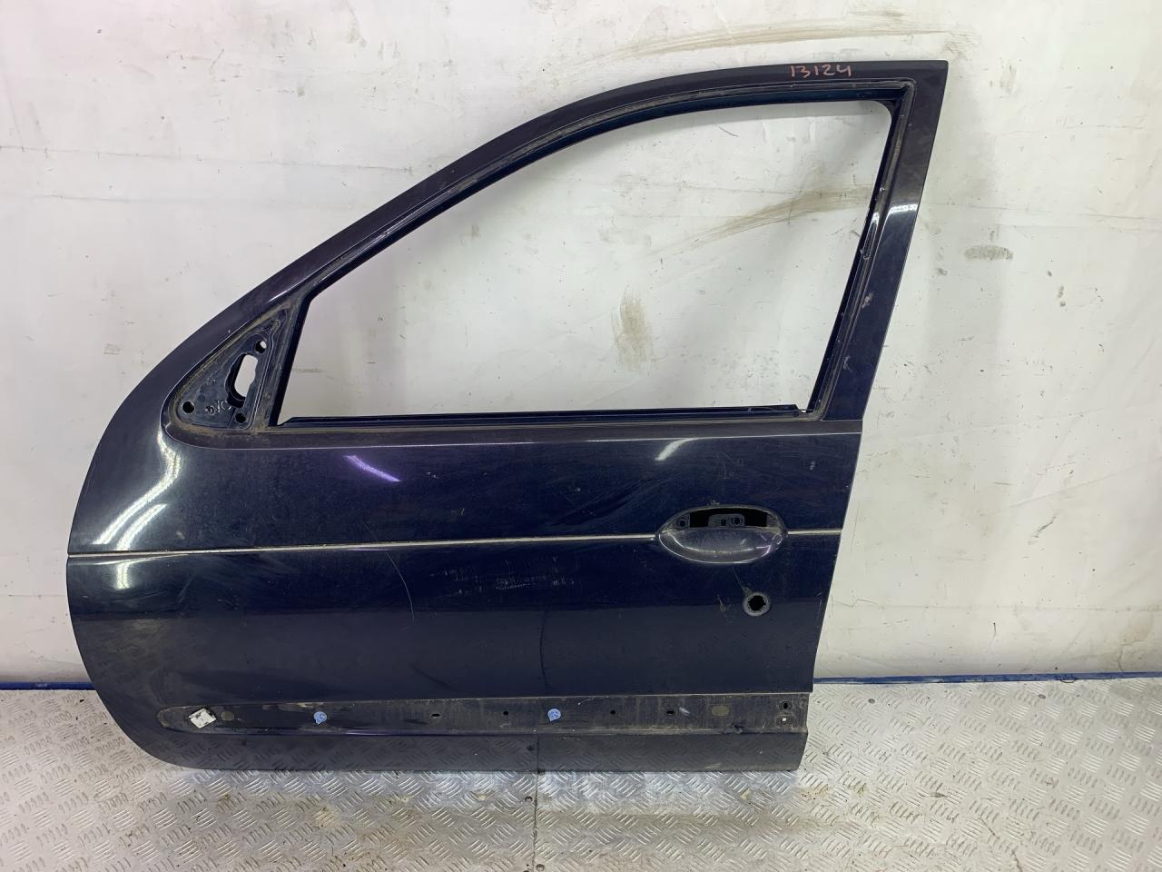 дверь передняя левая Renault Megane 1 поколение BA0L 1996, 1.6 л., бензин, МКПП, синий, хетчбэк 5 дв., передний привод - фото №1