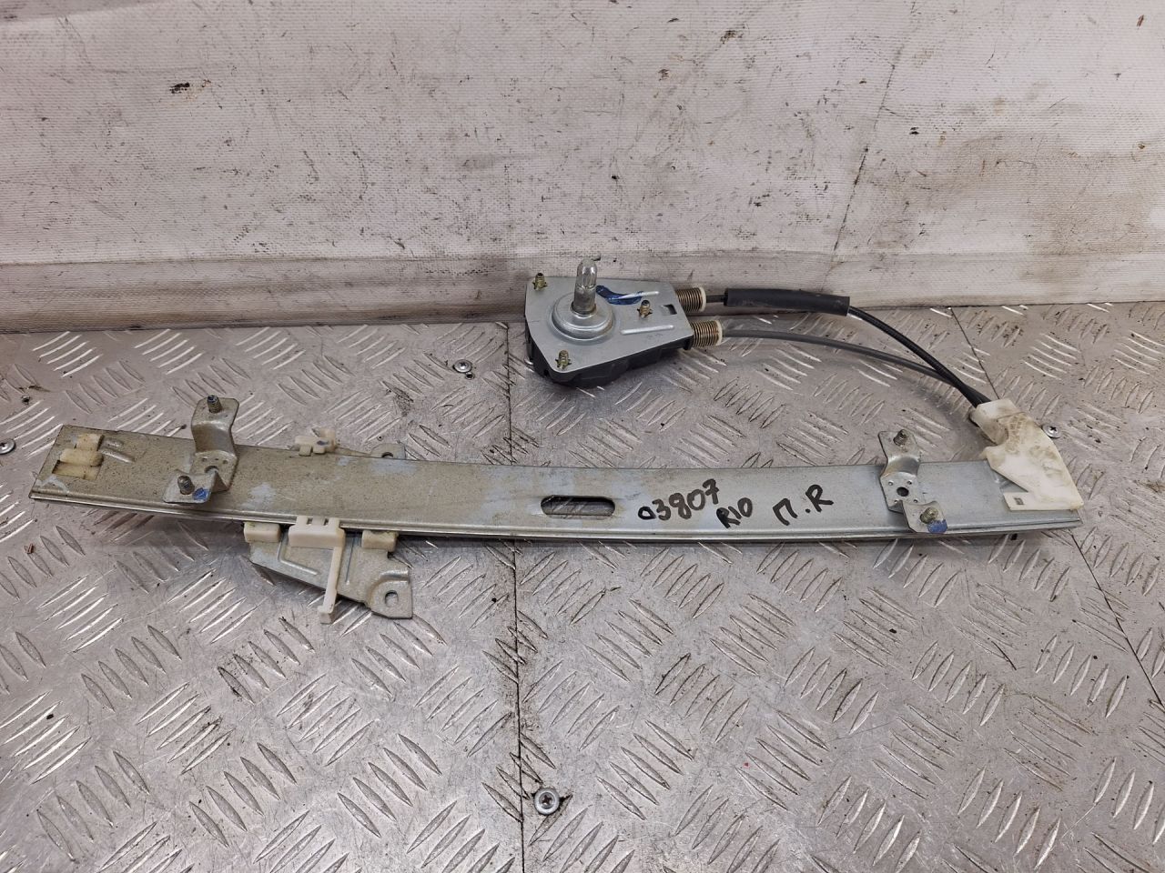 стеклоподъемник передний правый Kia Rio 1 поколение 2001, 1.5 л., A5D, бензин, МКПП, красный, универсал, передний привод - фото №1