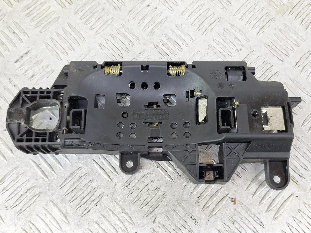 Скелет ручки наружной Audi A4 B9 2017, 1.4 л., CVNA, бензин, 6МКПП, темно-синий, универсал, передний привод, 8W02837812A - фото №1